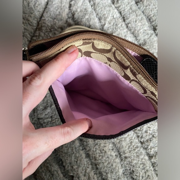 Coach Sutton Signature Swingpack - Picture 2 of 5